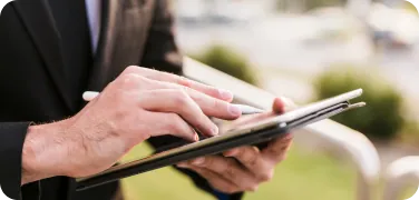 Pessoa consultando um tablet ao ar livre