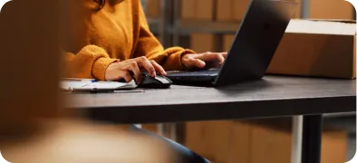 Lojista trabalhando no notebook