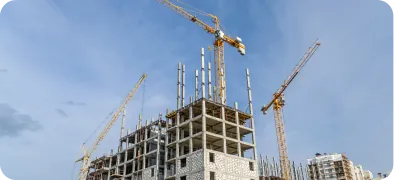 Prédio em construção com guindastes