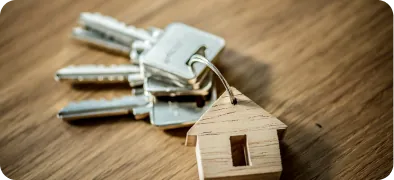 Chaves de imóvel com chaveiro em forma de casa