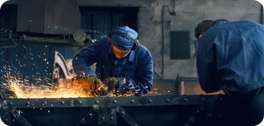 Operário trabalhando com solda em uma fábrica