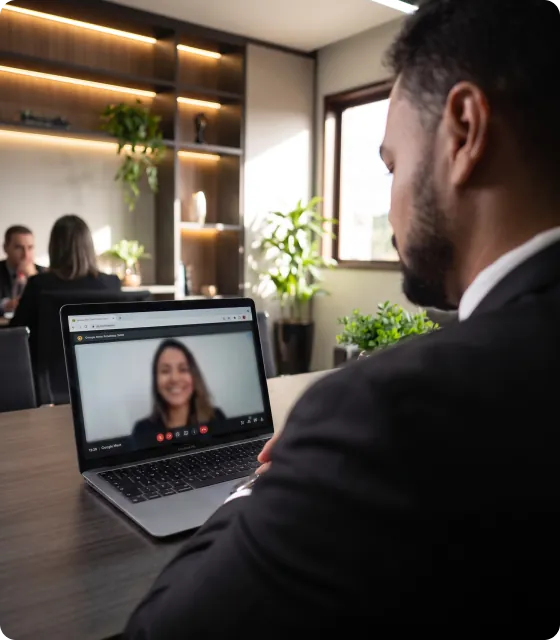 Advogado em videochamada com uma cliente pelo notebook